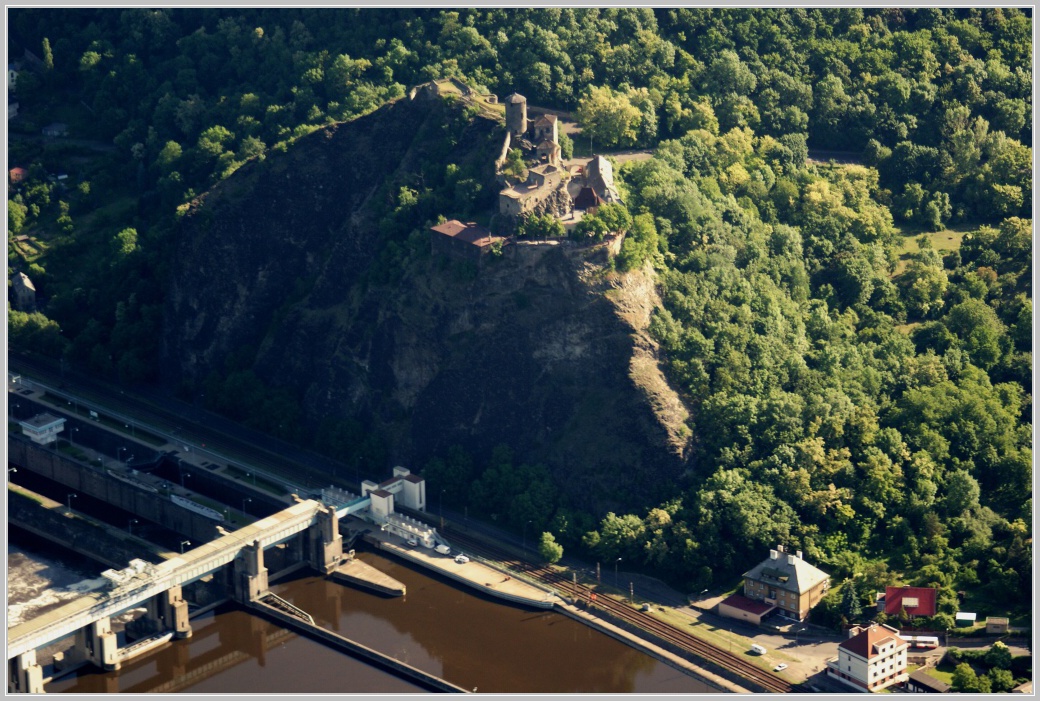 Hrad Střekov ve stínu