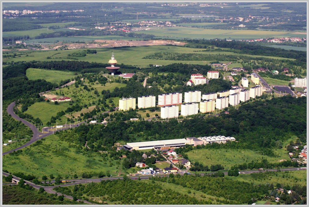 Téměř doma - Nová Ves s vodojemem, za ním letiště