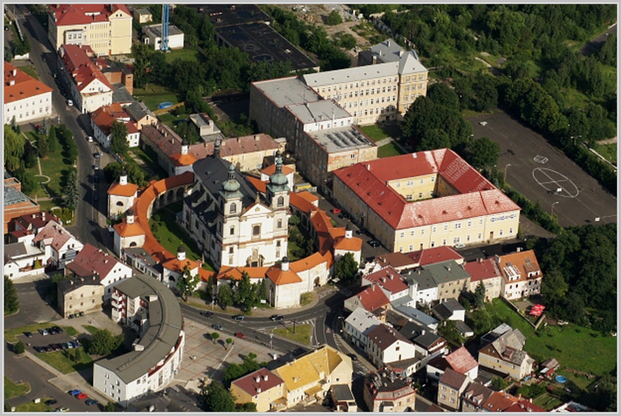 Bohosudov - chrám Nanebevzetí p. Marie a arcibiskupské gymnázium, v minulosti kasárna okupační sovětské armády