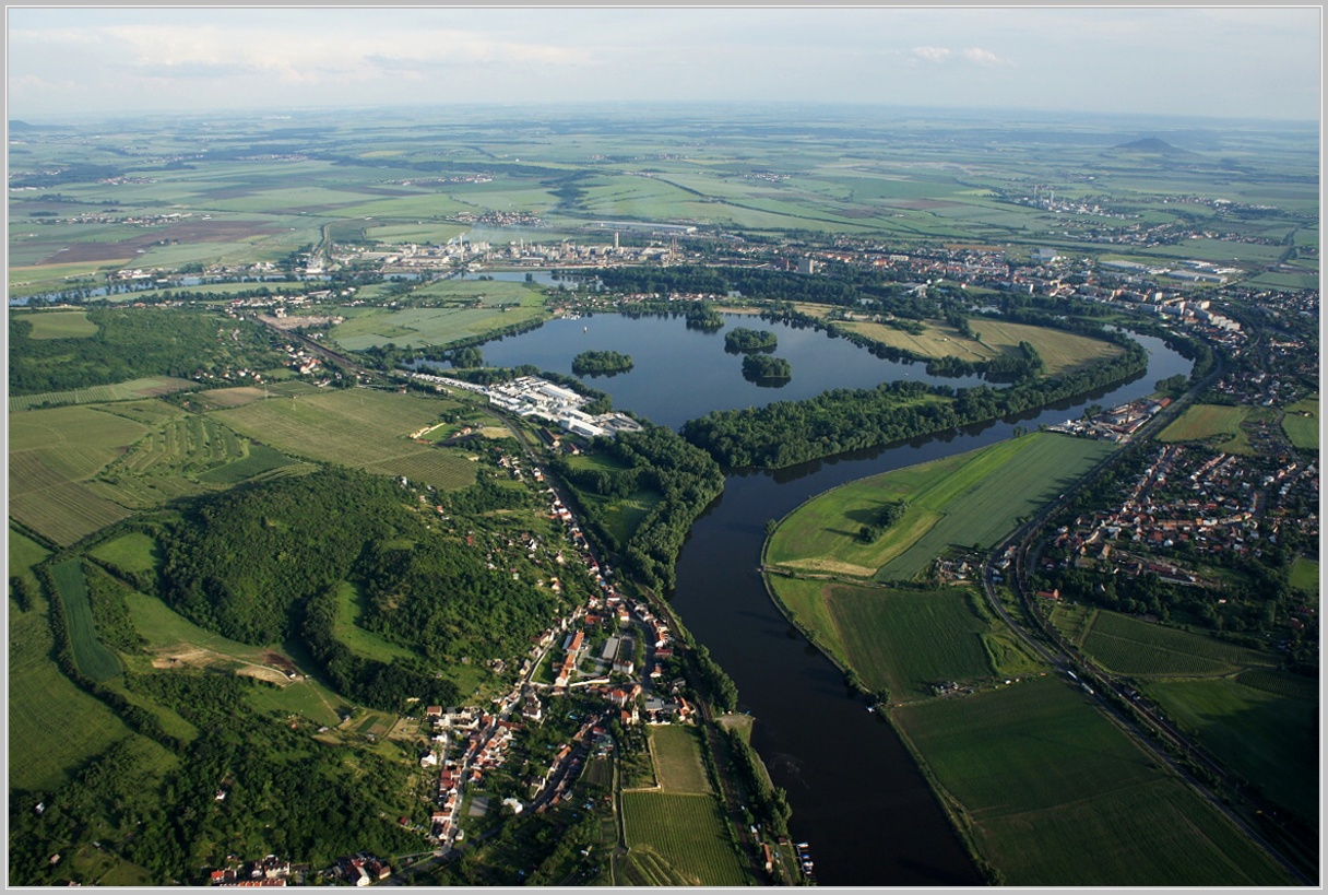 Žernoseky, Píšťanské jezero, v pozadí Lovosice